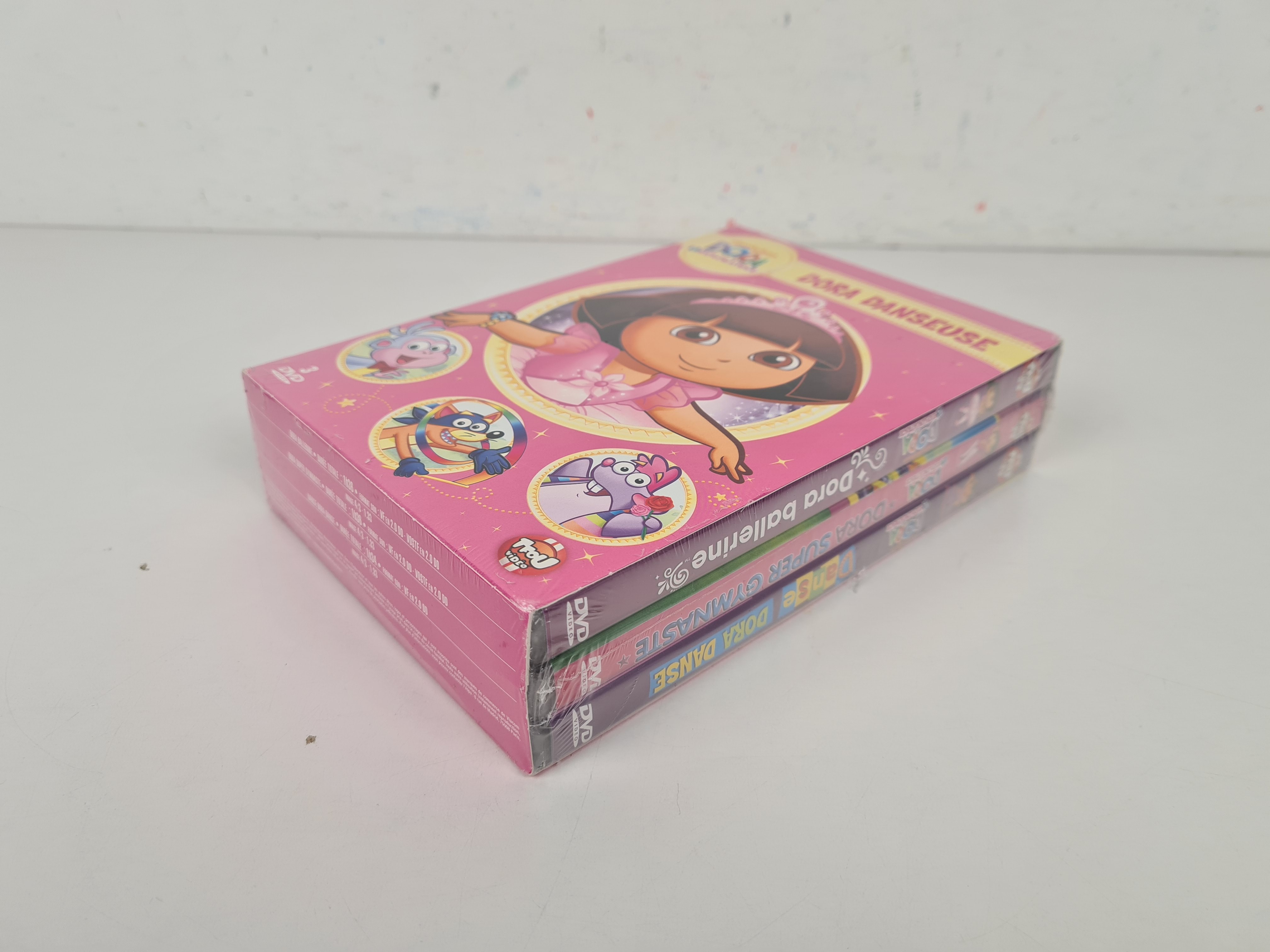 Voir photo 2 de Jeu d'ambiance -Coffret 3 DVD Dora danseuse - Tfou vidéo Jeu d'ambiance -Coffret 3 DVD Dora danseuse - Tfou vidéo Comme neuf - Vue 2 -